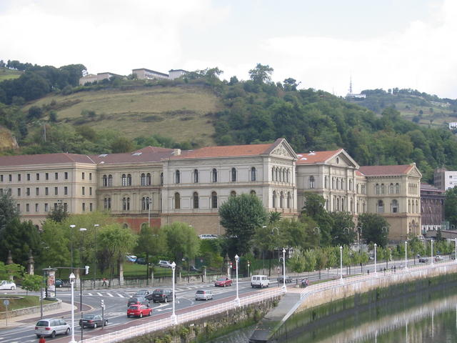Vista del Edificio Principal ("La Literaria") desde el Puente de Deusto