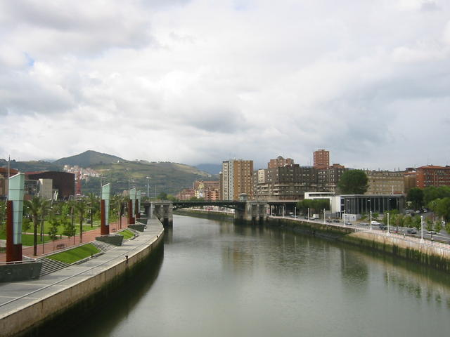 Vista de la ría del Nervión, el Puente de Deusto, y el Palacio Euskalduna (a la izquierda) desde la Pasarela Pedro Arrupe